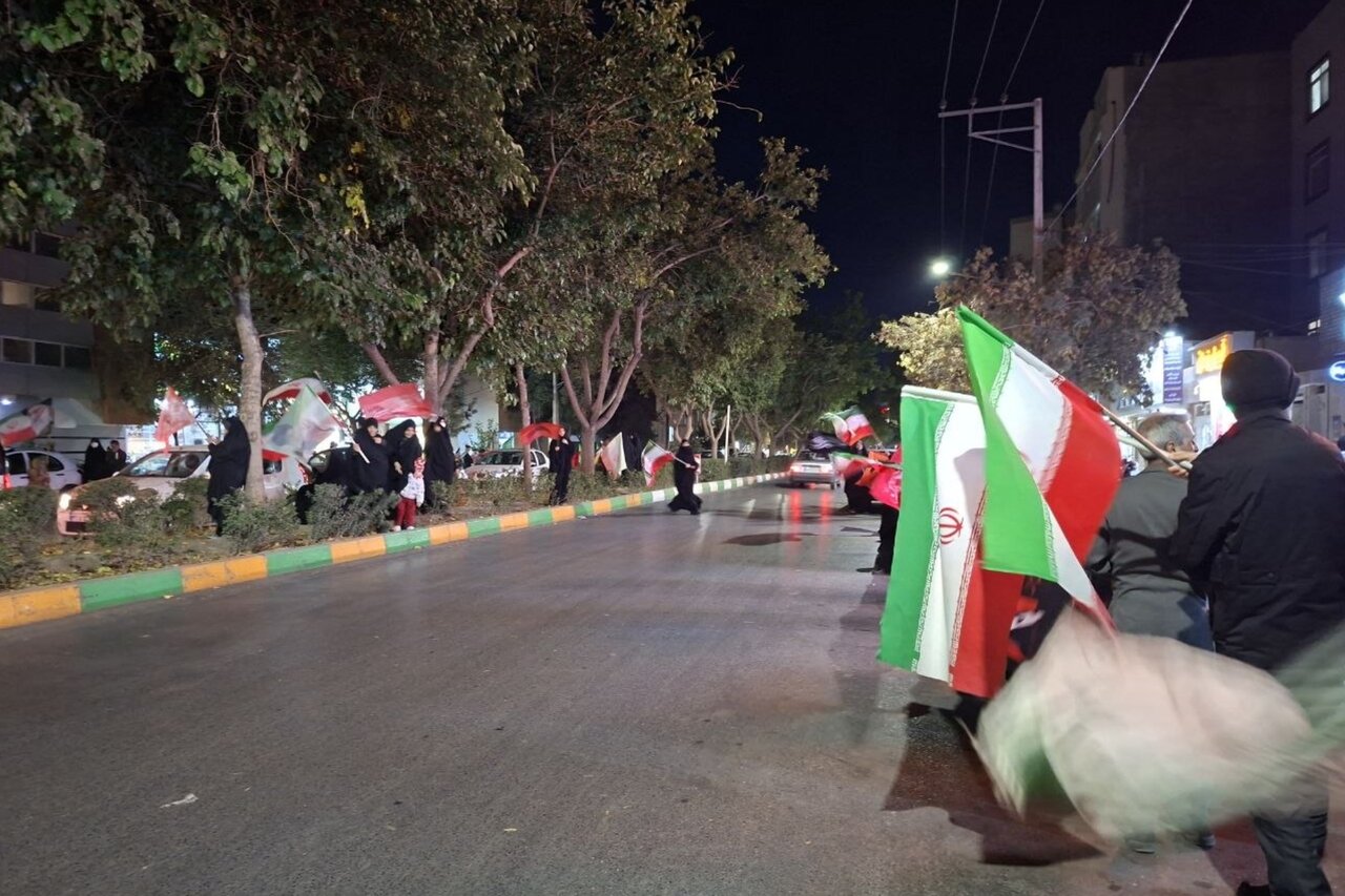 استقبال پرشور مشهدی ها در زنجیره انسانی ۲ کیلومتری منطقه مجد