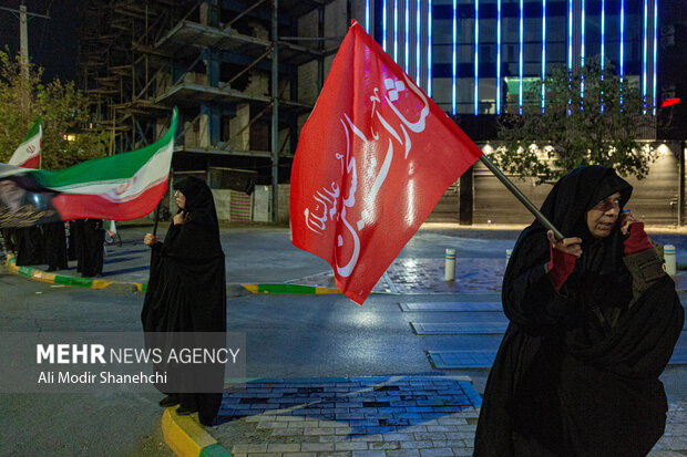 زنجیره انسانی جان‌فدا در مشهد