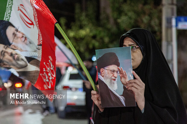 زنجیره انسانی جان‌فدا در مشهد