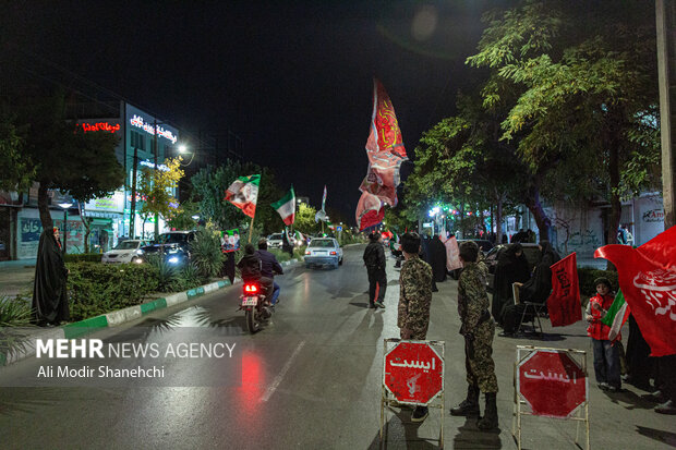 زنجیره انسانی جان‌فدا در مشهد