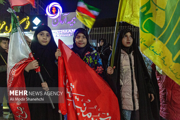 زنجیره انسانی جان‌فدا در مشهد