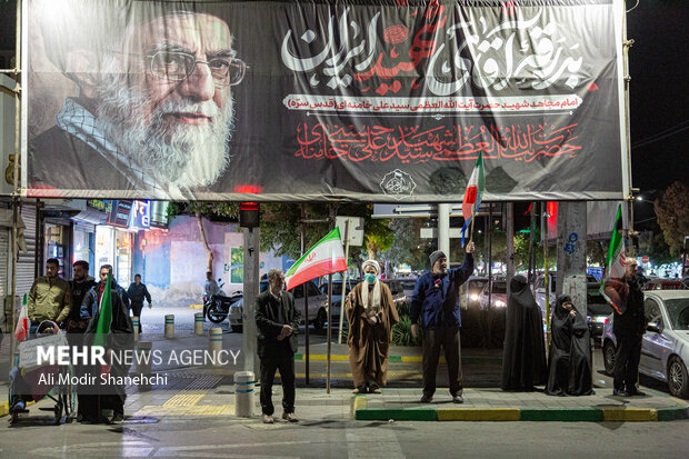 زنجیره انسانی جان‌فدا در مشهد
