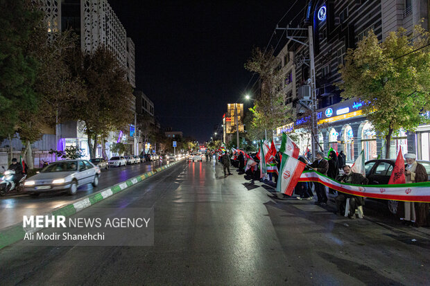زنجیره انسانی جان‌فدا در مشهد
