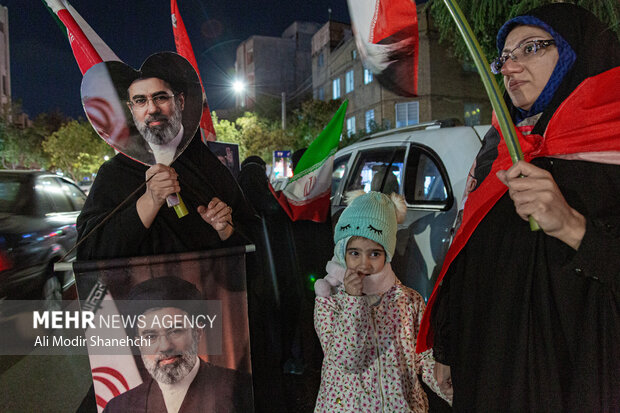 زنجیره انسانی جان‌فدا در مشهد