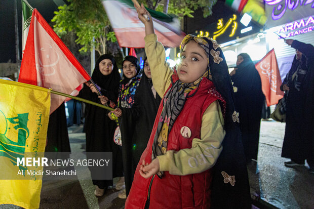 زنجیره انسانی جان‌فدا در مشهد