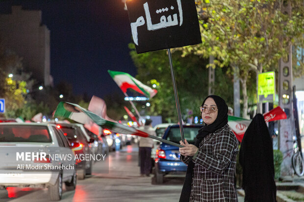 زنجیره انسانی جان‌فدا در مشهد