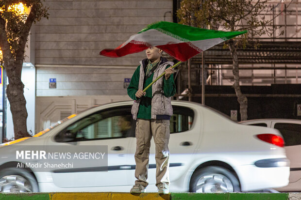 زنجیره انسانی جان‌فدا در مشهد