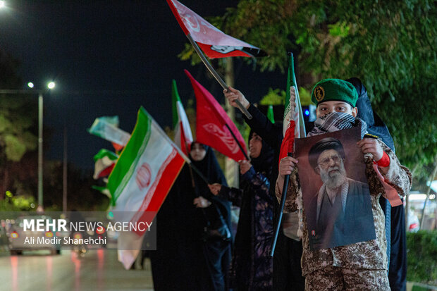 زنجیره انسانی جان‌فدا در مشهد