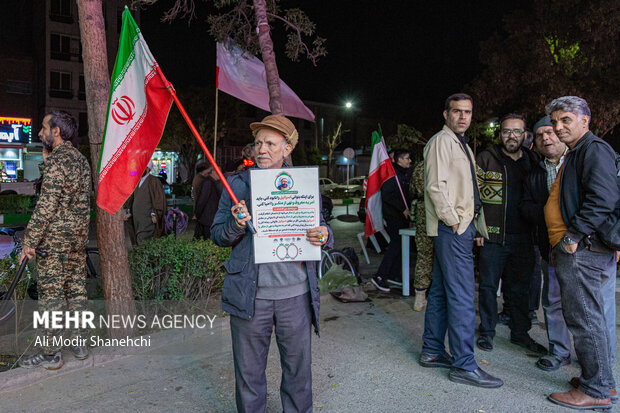 زنجیره انسانی جان‌فدا در مشهد