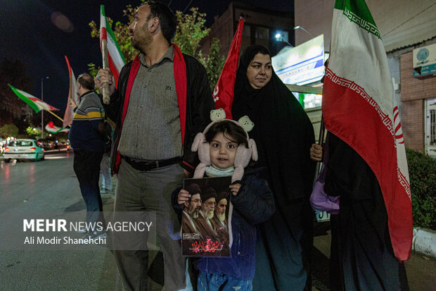 زنجیره انسانی جان‌فدا در مشهد