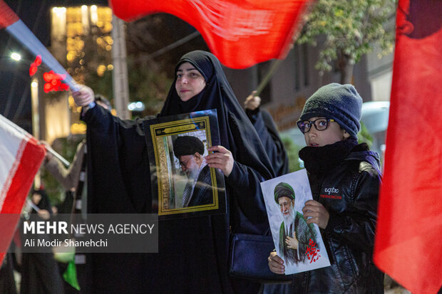 زنجیره انسانی جان‌فدا در مشهد