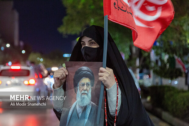 زنجیره انسانی جان‌فدا در مشهد