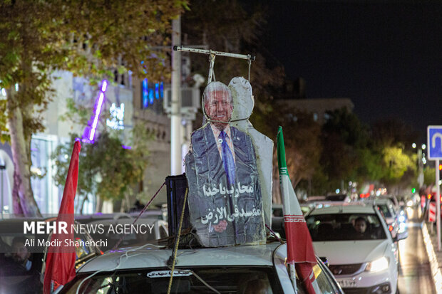 زنجیره انسانی جان‌فدا در مشهد