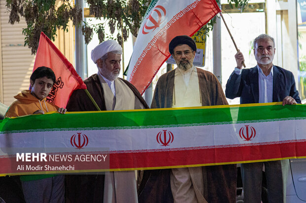 زنجیره انسانی جان‌فدا در مشهد