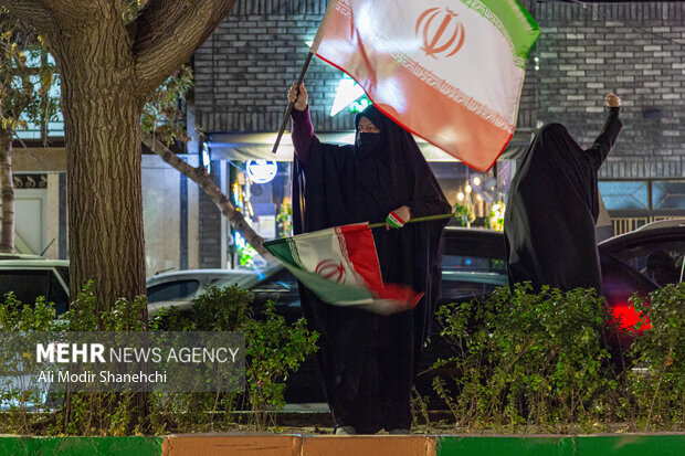 زنجیره انسانی جان‌فدا در مشهد