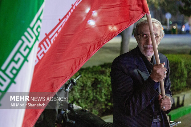 زنجیره انسانی جان‌فدا در مشهد