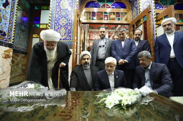 ادای احترام عارف و مسئولان به مقام شامخ شهدا در یزد