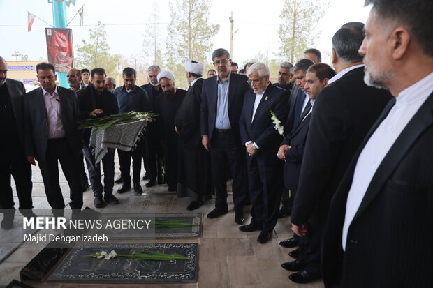 ادای احترام عارف به شهدای خلدبرین یزد