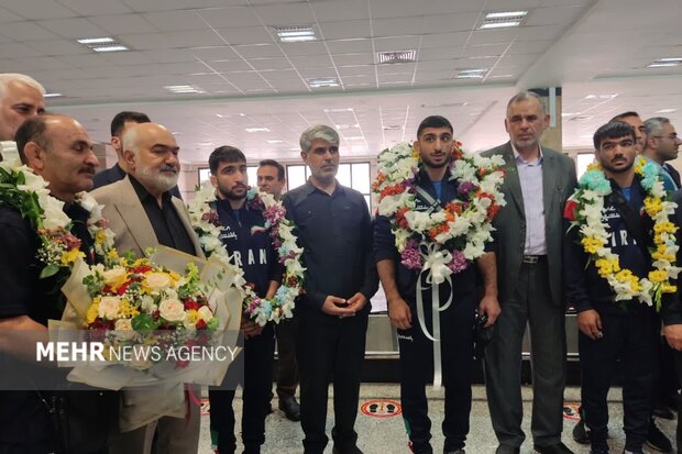 مدال‌آوران کشتی جهان وارد اهواز شدند