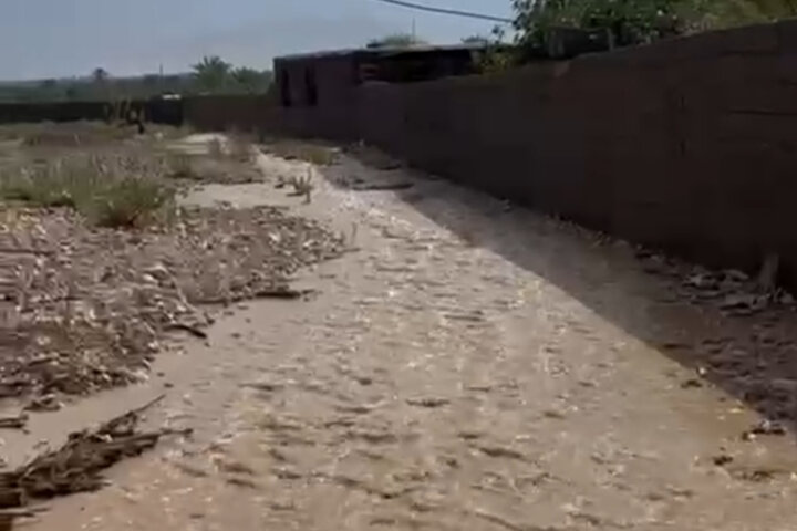 جاری شدن رواناب‌ها در معابر روستای بانگود بخش احمدی و بیم وقوع سیلاب