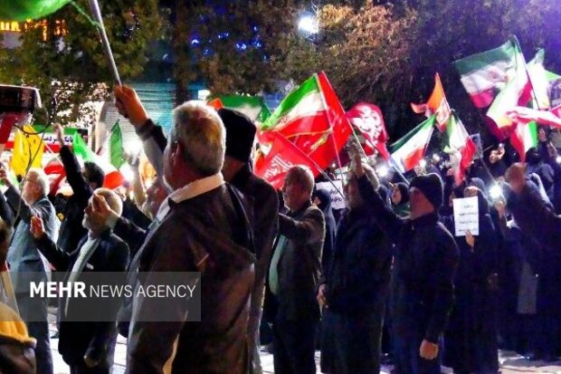 اسفراین در شب ۲۴۳ اقتدار، میدان‌داری مردم را به نمایش گذاشت