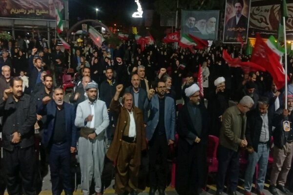 طنین شعارهای ضد استکباری در موج ۲۴۳ اجتماع شبانه سنندج