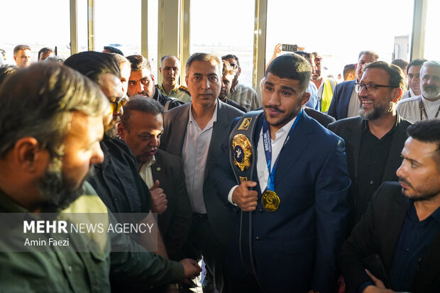 استقبال از غلامرضا فرخی در فرودگاه شیراز