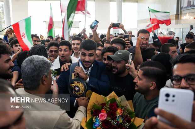 استقبال از غلامرضا فرخی در فرودگاه شیراز