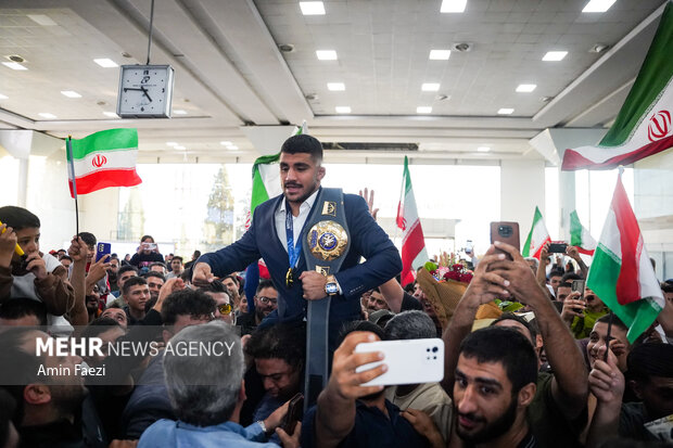 استقبال از غلامرضا فرخی در فرودگاه شیراز