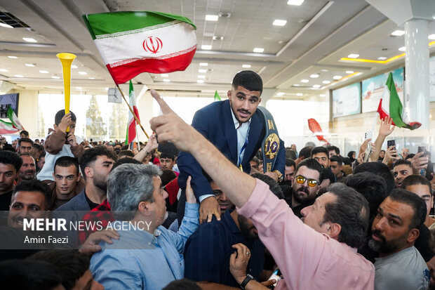 استقبال از غلامرضا فرخی در فرودگاه شیراز