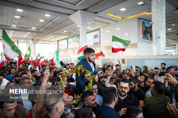 استقبال از غلامرضا فرخی در فرودگاه شیراز
