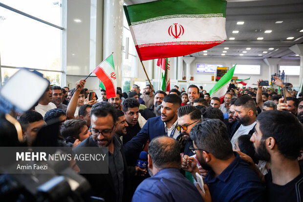 استقبال از غلامرضا فرخی در فرودگاه شیراز