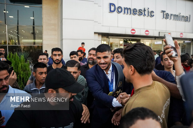 استقبال از غلامرضا فرخی در فرودگاه شیراز