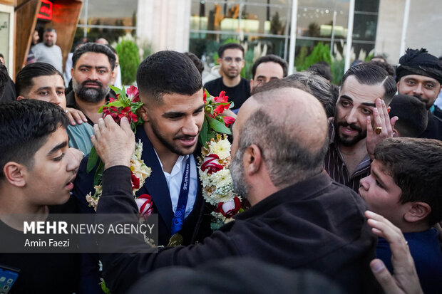 استقبال از غلامرضا فرخی در فرودگاه شیراز