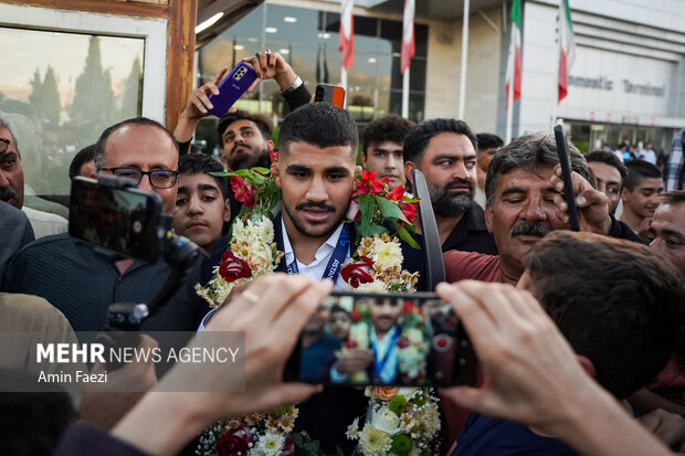 استقبال از غلامرضا فرخی در فرودگاه شیراز