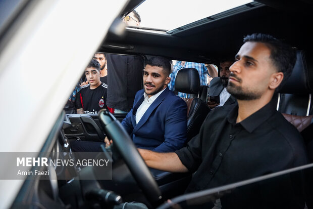 استقبال از غلامرضا فرخی در فرودگاه شیراز