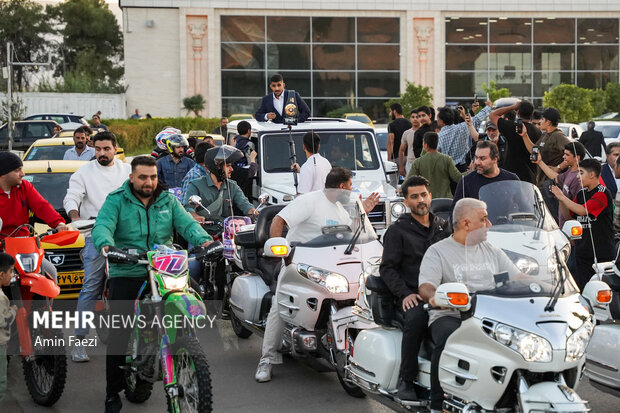 استقبال از غلامرضا فرخی در فرودگاه شیراز