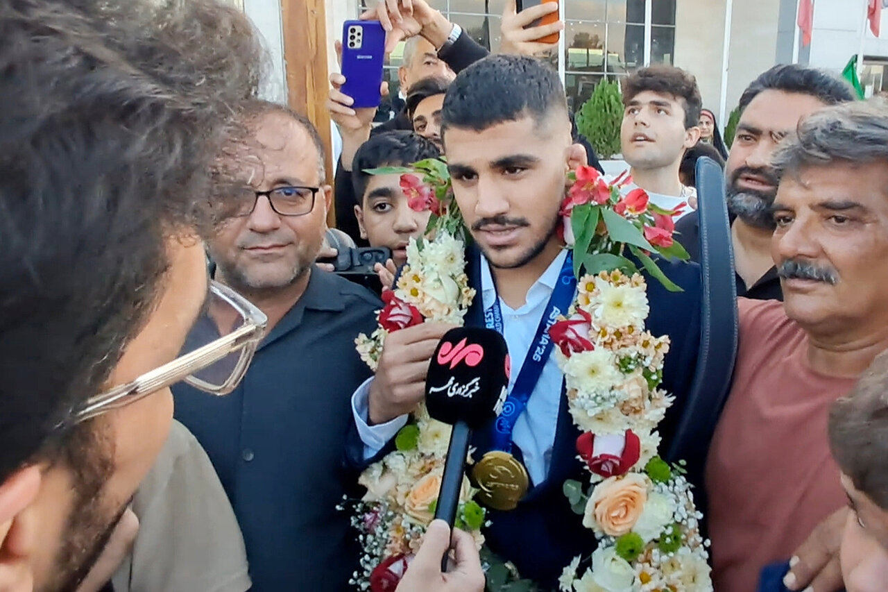 فرخی: برای اهتزاز پرچم ایران به مولایم علی(ع) متوسل شدم