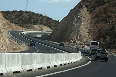 اصلاح 40 نقطه حادثه خیز در محورهاي استان سمنان 