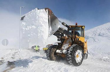 بازگشایی محور ارتباطی 15 روستای چالدران/ برفروبی ادامه دارد 