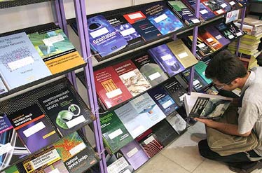 فروش کتاب با دلار 1000 تومانی/ بعضی ناشران بین‌الملل 40 تا 70 درصد تخفیف می‌دهند