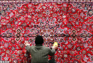 شلاق زدن به قالیهایی که خستگي يكسال را به تن دارند/ بوی عید با نم قالی



