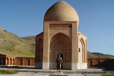 مقبره سیدصدرالدین ميراث غيرت ملي ايرانیان/زیرساخت‌ها برای حضور گردشگران مهیا شود