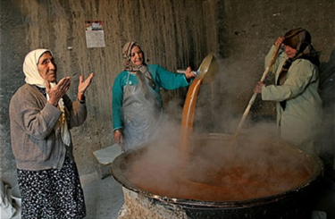 سمنوپزان و نمادی از همدلی و انسجام/ پخت سمنو  با آب باران