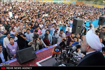 حضور چشمگیر خبرنگاران خارجی در همایش روحانی/ تشکر طرفداران روحانی از نیروی انتظامی