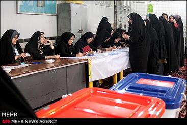 حضور گسترده مردم جیرفت در دمای 40 درجه/ کمبود تعرفه در برخی شعب اخذ رای