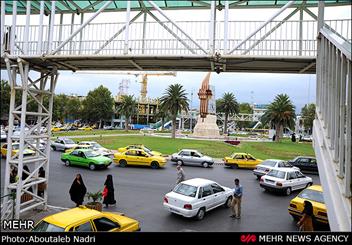 احتمال حذف پلهای هوایی تهران /  تبلیغات پلهای عابر پیاده به تدریج جمع‌آوری می‌شود