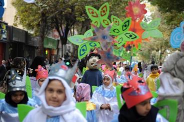 جشنواره تفریحی و ورزشی شهر شاد در بوستان ملت مشهد برگزار مي شود