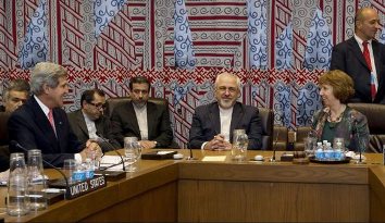 زن قرمزپوشی که دیدار متکی با رایس را بهم زد