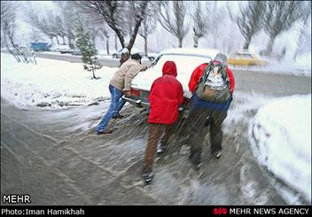 40 درصد روستاهای شهرستان کلیبر در محاصره برف/ عبور و مرور در روستاها مختل شده است  